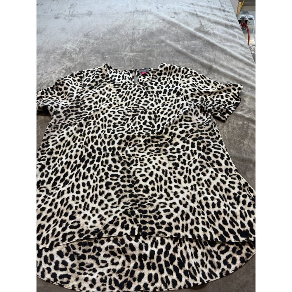 Vince Camuto Animal Print Short Length Sleeves V Neck Light Weight Blouse Size M